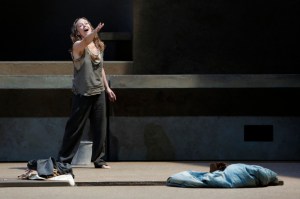 Evelyn Herlitzius as Elektra (photo Pascal Victor /ArtcomArt)