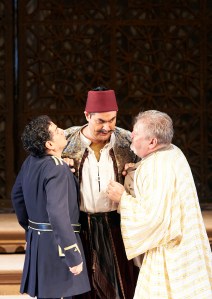 Juan Diego Flórez (Lindoro ), Ildar Abdrazakov (Mustafà), Paolo Rumetz (Taddeo) (c) Wiener Staatsoper / Michael Pöhn 
