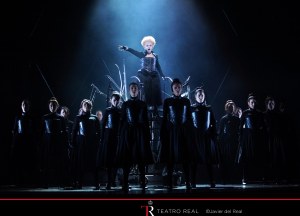 Mariella Devia (Elisabetta) & the Coro Titular del Teatro Real © Javier del Real | Teatro Real