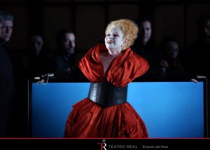 Mariella Devia (Elisabetta) & the Coro Titular del Teatro Real © Javier del Real | Teatro Real