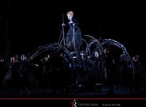 Mariella Devia (Elisabetta) & the Coro Titular del Teatro Real © Javier del Real | Teatro Real