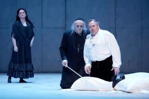 The Hamburg Staatsoper production of Don Carlos as seen in 2008. © Brinkhoff/Mögenburg