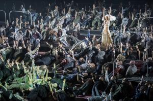 Vocalconsort Berlin & Chorsolisten der Komischen Oper Berlin in Moses und Aron at the Komische Oper Berlin © Monika Rittershaus