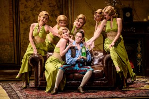 Kate Lindsey as Lazuli and the Chorus of the Royal Opera House in L’Étoile © ROH / Bill Cooper 2016.