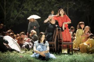 Asmik Grigorian, Margarita Nekrasova, Karolina Gumos, Chorsolisten der Komischen Oper Berlin © Iko Freese | drama-berlin.de