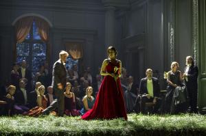 Günter Papendell, Asmik Grigorian, Alexey Antonov, Chorsolisten der Komischen Oper Berlin © Iko Freese | drama-berlin.de