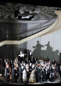 George Petean and Chor der Bayerischen Staatsoper © Wilfried Hösl 