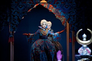 As Stonatrilla in L'opera seria with Robin Johannsen as Smorfiosa at De Munt - La Monnaie © Clärchen und Matthias Baus