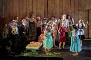 Wilhelm Schwinghammer, Agneta Eichenholz, Hanna Schwarz, Peter Lodahl, Dorottya Láng, dancers and the  Herrenchor der Staatsoper Hamburg. Photo: © Brinkhoff/Mögenburg