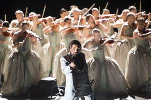 Dimitry Ivashchenko (Le docteur Miracle), Chorsolisten der Komischen Oper Berlin.  Photo: © Monika Rittershaus