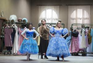 Zoe Kissa (Dorothée), Agnes Zwierko (Madame de la Haltière), Mirka Wagner (Noémie).  Photo: © Monika Rittershaus