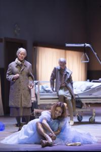 Nadja Mchantof (Cendrillon), Mari Eriksmoen (La Fée).  Photo: © Monika Rittershaus