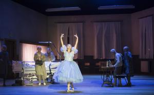 Nadja Mchantaf (Cendrillon); Chorsolisten der Komischen Oper Berlin, Komparserie der Komischen Oper Berlin.  Photo: © Monika Rittershaus