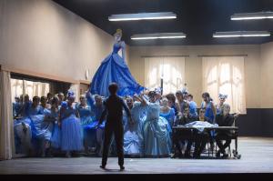 Karolina Gumos (Le Prince Charmant), Chorsolisten der Komischen Oper Berlin.  Photo: © Monika Rittershaus