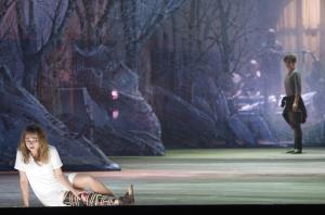 Nadja Mchantaf (Cendrillon), Karolina Gumos (Le Prince Charmant).  Photo: © Monika Rittershaus