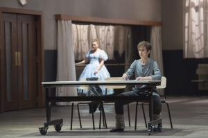 Karolina Gumos (Le Prince Charmant), Nadja Mchantaf (Cendrillon).  Photo: © Monika Rittershaus