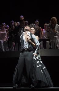 Nicole Chevalier (Giulietta), Edgaras Montvidas (Hoffmann 3), Ensemble.  Photo: © Monika Rittershaus