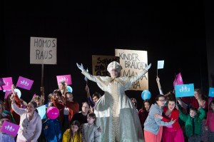 Burkhard Ulrich & the Chor der Deutschen Oper Berlin. Photo: © Monika Rittershaus